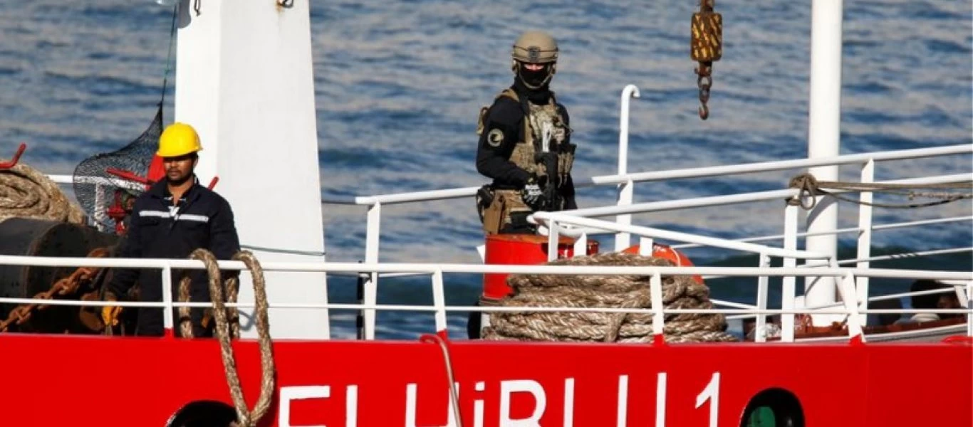 Η ιρανική ακτοφυλακή κατέλαβε πλοίο για λαθρεμπόριο καυσίμων στον Κόλπο - Υπό κράτηση τα 12 άτομα του πληρώματος